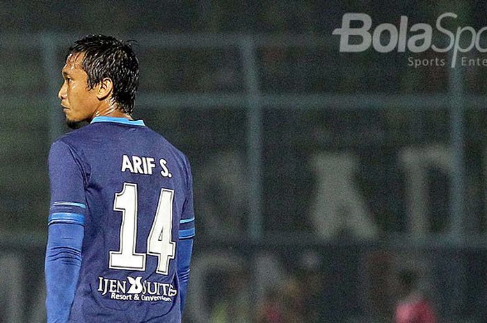 Pemain Arema FC, Arif Suyono saat melawan Semen Padang di Stadion Kanjuruhan, Kabupaten Malang, Sabtu (4/11/2017).