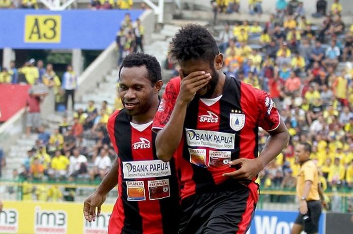 Gelandang Persipura Jayapura, Imanuel Wanggai (kanan), didampingi rekan setimnya, Feri Pahabol, tak kuasa menahan haru usai mencetak gol pembuka kemenangan timnya atas Persegres Gresik dalam laga lanjutan pekan ke-33 Torabika Soccer Championship 2016 di Stadion Tri Dharma Gresik, Jawa Timur (11/12/2016).