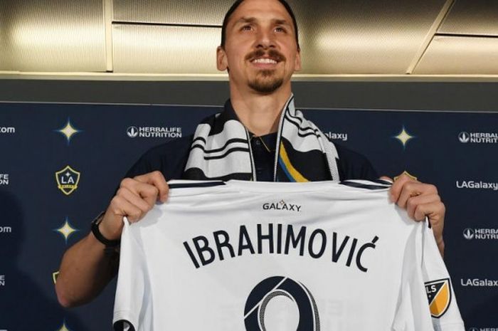Zlatan Ibrahimovic saat diperkenalkan sebagai pemain baru LA Galaxy dalam jumpa pers di Los Angeles, Kalifornia, 30 Maret 2018.