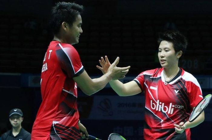 Pasangan ganda campuran nasional, Tontowi Ahmad/Liliyana Natsir, melakukan tos setelah memastikan tempat pada babak semifinal Kejuaraan Asia 2016 yang akan berlangsung di Wuhan Sports Center, Wuhan, China, Sabtu (30/4/2016).