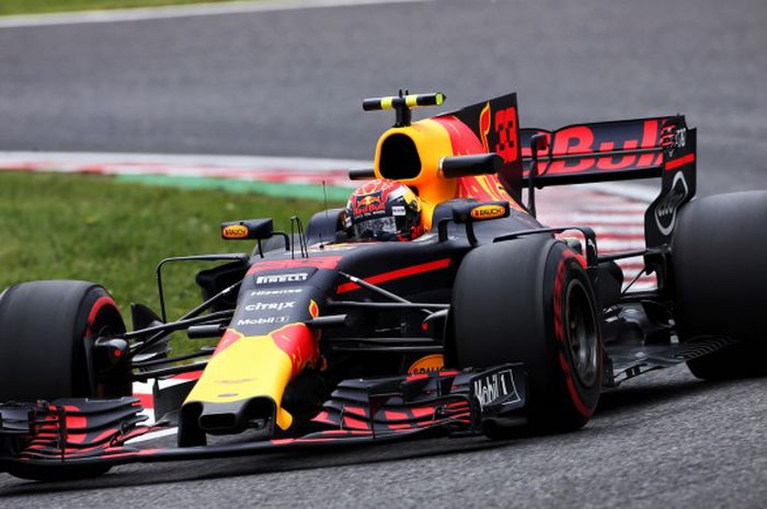 Pebalap Red Bull Racing, Max Verstappen, memacu mobil pada sesi latihan pertama GP Jepang yang berlangsung di Sirkuit Suzuka, Jumat (6/10/2017).