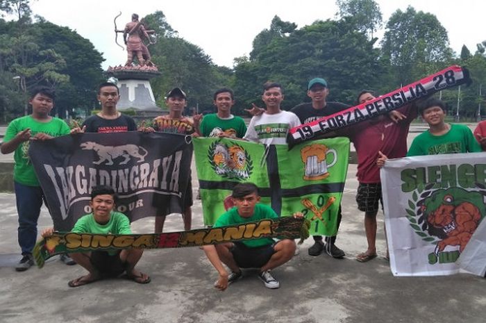 Singa Mania, The Jakmania, dan Bonek berfoto bersama di Stadion Manahan Solo menjelang babak delapan besar Piala Presiden 2018