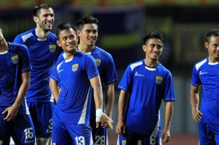 Gelandang Persib, Taufiq (dua dari kanan) dalam sesi latihan timnya di Stadion Wibawa Mukti, Cikarang, Kabupaten Bekasi pada 12 Maret 2016. 