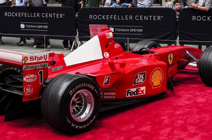 Mobil F2001 milik tim Ferrari yang pernah dikemudikan Michael Schumacher dipamerkan di New York, Amerika Serikat, pada 7 Oktober 2017.