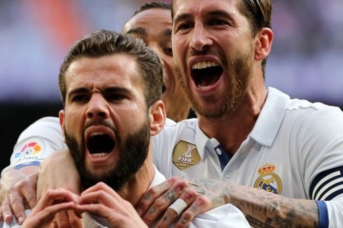 Bek Real Madrid, Nacho Fernandez (kiri), merayakan golnya seusai membobol Sevilla pada 14 Mei 2017. 