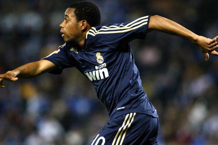 Robinho saat membela Real Madrid pada musim 2007/2008 dalam laga Piala Liga Spanyol kontra Recreativo Huelva.