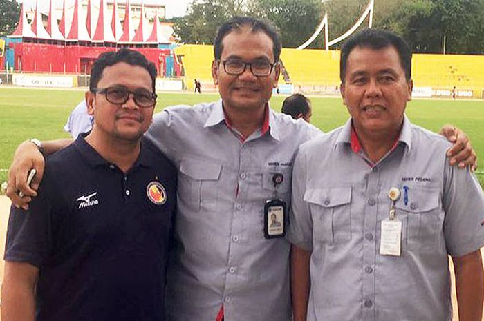  Petinggi Semen Padang FC (Kiri-kanan): Win Benardinho (manajer), Iskandar Lubis (CEO), berpose dengan pelatih baru Semen Padang, Syafrianto Rusli. 