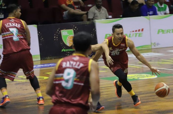 Kapten tim NSH Jakarta, Wendha Wijaya, mendribel bola saat menjalani laga melawan Satria Muda Pertamina Jakarta pada Seri VIII IBL 2017-2018 di GOR Bima Sakti, Malang, Jawa Timur, Sabtu (24/2/2018).