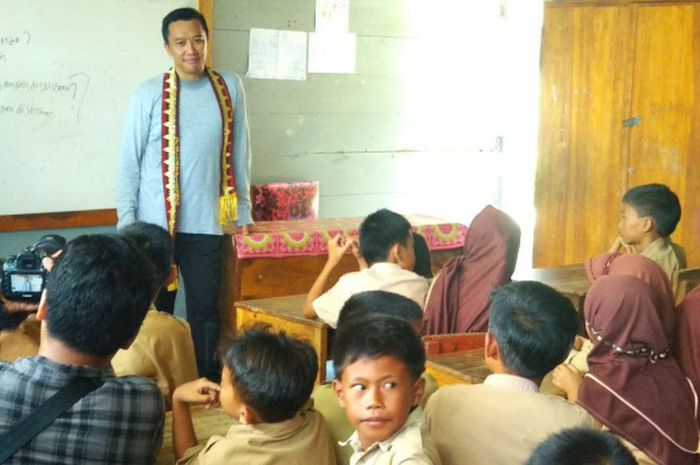 Menteri Pemuda dan Olahraga Imam Nahrawi mengunjungi Sekolah Dasar Negeri (SDN) Pasar Pulau Pisang, Kabupaten Pesisir Barat, Lampung, Sabtu (14/4/2018) pagi.