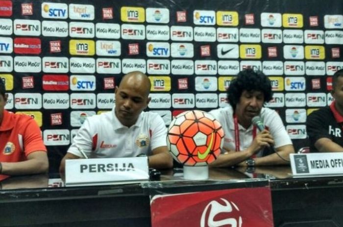Pelatih Persija Jakarta, M Zein Al Hadad (kedua dari kanan), dalam sesi jumpa pers pascalaga kontra PS TNI di Stadion Pakansari, Cibinong, Jumat (14/10/2016).