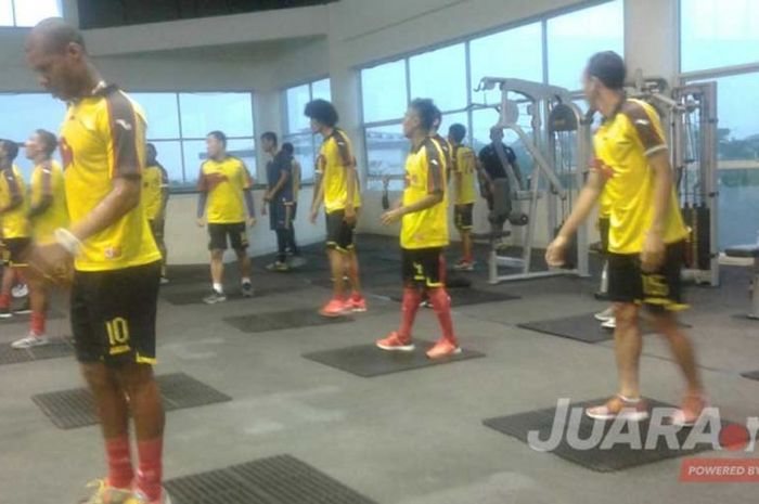 Penyerang Sriwijaya FC, Hilton Moreira (kiri) saat mengikuti latihan kebugaran di Gedung Saint Center,  Jakabaring Sport City, Palembang.