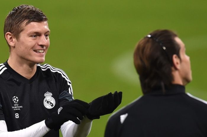 Toni Kroos saat menjalani latihan menjelang laga Liga Champion pada 17 Februari 2015 di Gelsenkirchen, Jerman.