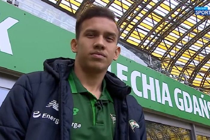 Egy Maulana Vikri saat melihat Stadion Energa, Polandia, markas Lechia Gdansk.