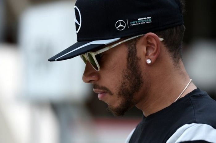 Pebalap Mercedes asal Inggris, Lewis Hamilton, berada di Sirkuit Internasional Bahrain pada sesi latihan pertama GP Bahrain, Jumat (1/4/2016).