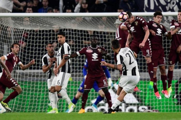 Striker Torino, Andrea Belotti, menghentikan bola hasil tendangan bebas bintang Juventus, Paulo Dybala, dalam duel Liga Italia di Juventus Stadium, Turin, 6 Mei 2017.