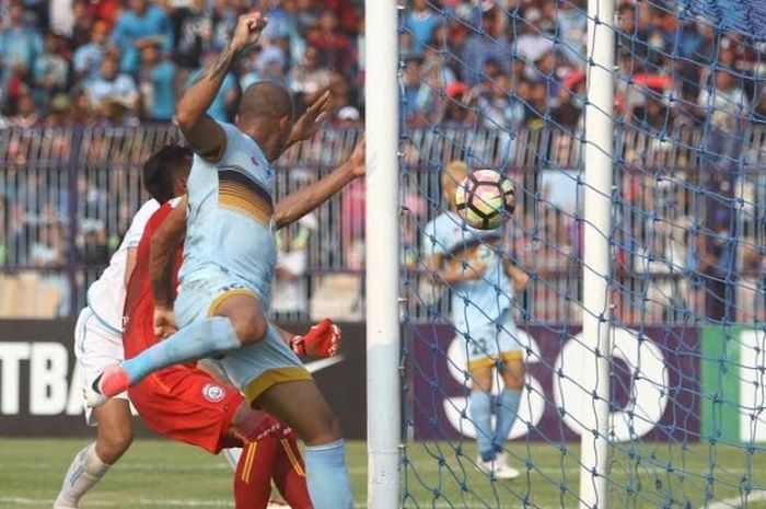 Proses gol kedua Persela ke gawang Arema FC untuk laga yang berakhir dengan skor 4-0 untuk tuan rumah pada laga pekan ketujuh Liga 1 musim 2017 di Stadion Surajaya, Lamongan, Minggu (21/5/2017). 