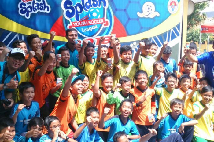 Bejo Sugiantoro, ambil bagian di Okky Splash Youth Soccer dengan menjadi instruktur di acara coaching clinic.