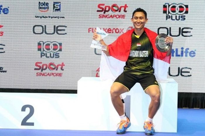 Pebulu tangkis tunggal putra Indonesia, Sony Dwi Kuncoro, berpose dengan trofi juara Singapura Terbuka setelah mengalahkan Son Wan-ho (Korea Selatan), 21-16, 13-21, 21-14, di Singapore Indoor Stadium, Minggu (17/4/2016).