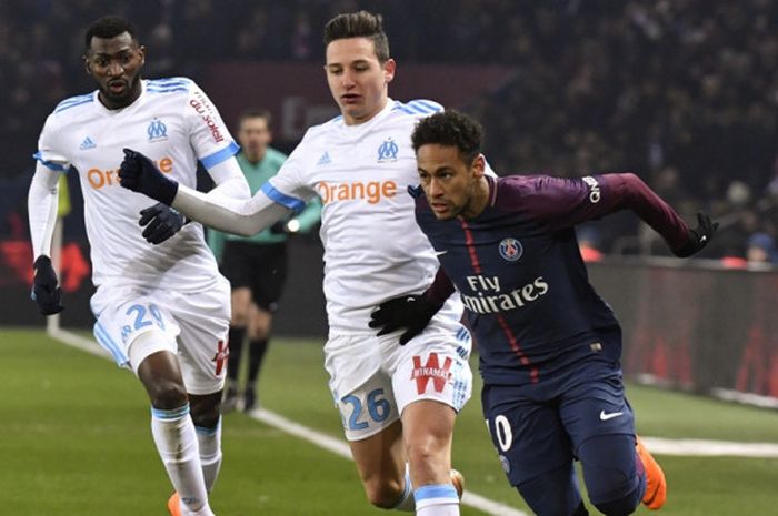 Bintang Paris Saint-Germain, Neymar (kanan), beraksi dalam laga Liga Prancis kontra Olympique Marseille di Stadion Parc des Princes, Paris, pada 25 Februari 2018.