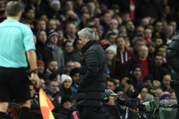 Manajer Manchester United, Jose Mourinho, menerima kartu merah dari wasit Jonathan Moss dalam pertandingan Premier League kontra West Ham United di Old Trafford, Manchester, Inggris, 27 November 2016.