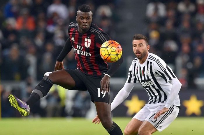 Striker AC Milan, Mbaye Niang (kiri), berebut bola dengan bek Juventus, Andrea Barzagli, saat kedua tim bertemu di laga lanjutan Serie A 2015-2016 di stadion Juventus Arena, Turin, 21 November 2015.