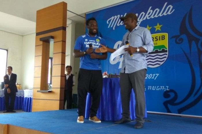 Pemain baru Persib, Michael Essien, memberikan sambutan ‎kepada wartawan sebelum perayaan ulang tahun Persib ke-84 di Graha Persib, Jalan Sulanjana, Kota Bandung, Selasa (14/3/2017).