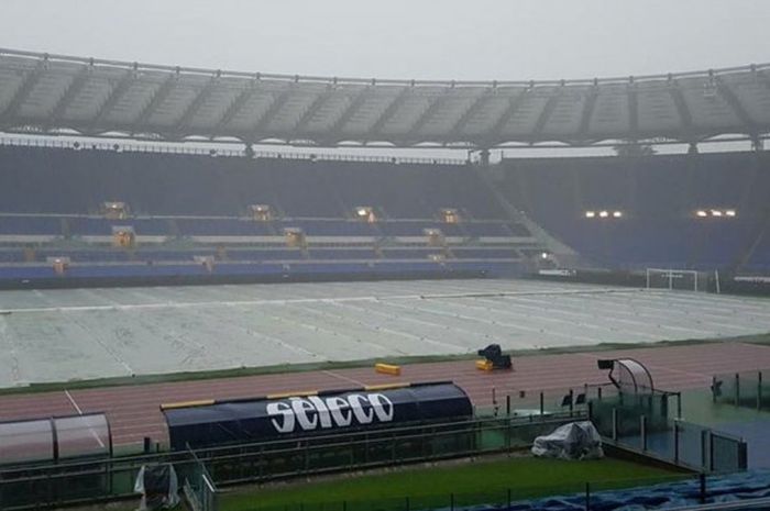 Stadion Olimpico diterpa badai dan hujan deras pada Minggu (10/9/2017).