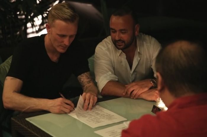  Nick Van der Velden (kiri) membubuhkan tanda tangan kontraknya bersama Bali United sebagai marquee player Liga 1 musim 2017.