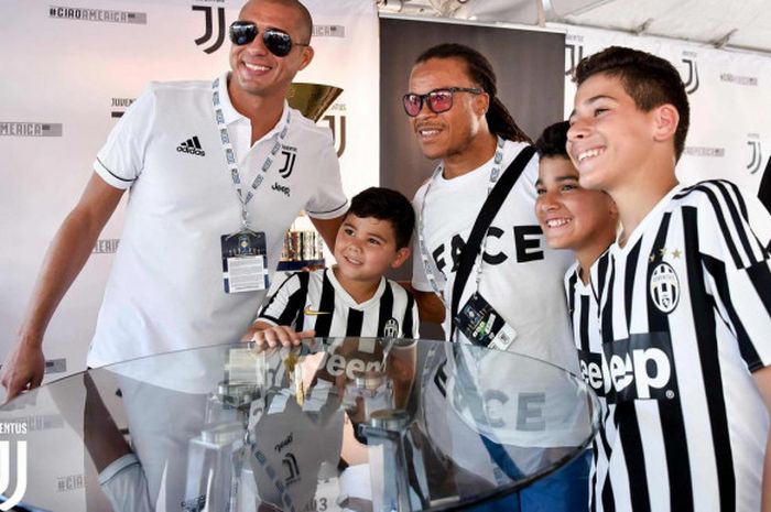 David Trezeguet dan Edgar Davids sedang berfoto bersama fan muda Juventus