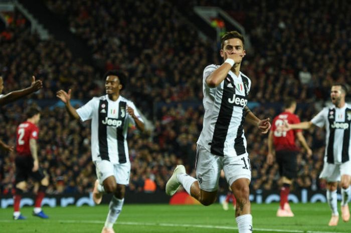 Penyerang Juventus, Paulo Dybala, melakukan selebrasi seusai menjebol gawang Manchester United dalam partai Liga Champions di Old Trafford, Selasa (23/10/2018)