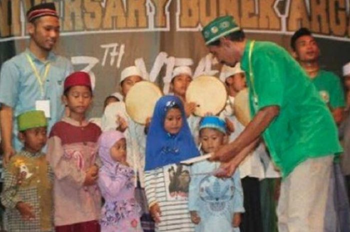 Suporter Persebaya Surabaya dari Bonek Argad menggelar kegiatan sosial di masyarakat.