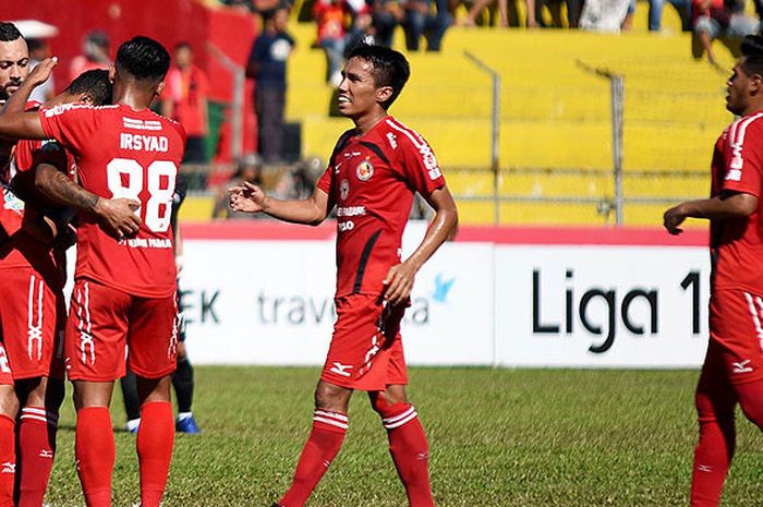 Pemain Semen Padang merayakan gol saat melawan Persegres Gresik di Stadion Agus Salim, Padang, (5/8/2017).