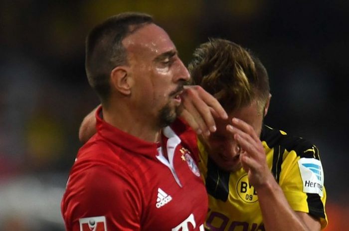 Frank Ribery menyikut Felix Passlack saat Bayern Muenchen melawan Borussia Dortmund pada Piala super Eropa di Signal Iduna Park, Minggu (14/8/2016).