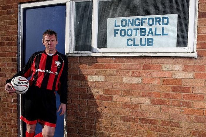 Mantan manajer Manchester City, Stuart Pearce, saat diperkenalkan sebagai pemain klub nonliga, Longford FC, pada usia 53 tahun setelah 13 tahun pensiun di Gloucester, Inggris, pada 28 Januari 2016.