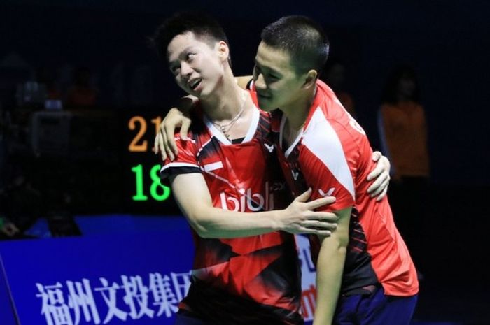 Pasangan ganda putra Indonesia, Marcus Fernaldi Gideon (kanan)/Kevin Sanjaya Sukamuljo, berangkulan setelah memenangi laga final China Terbuka 2016 melawan pasangan Denmark, Mathias Boe/Carsten Mogensen, di Fuzhou, Minggu (20/11/2016).