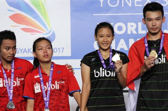 Pebulu tangkis spesialis ganda Indonesia, Siti Fadia Silva Ramadhanti (kedua dari kiri), berada di podium kedua Kejuaraan Dunia Junior 2017 yang berlangsung di GOR Among Rogo, Yogyakarta, Minggu (22/10/2017).