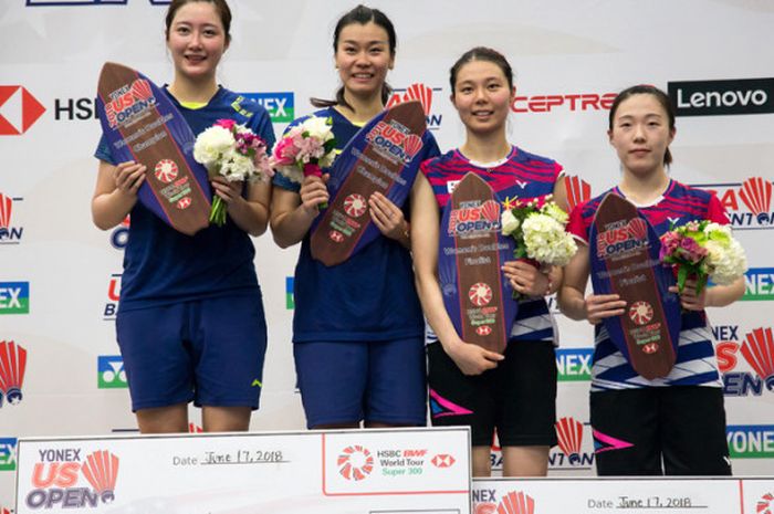 Yu Xiaohan (kiri)/Tang Jinhua di poidum US Open 2018 usai menang 18-21 21-13 21-15 atas ganda putri Korea Selatan, Kim Hye-jeong/Kim So-yeong.