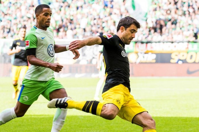 Bek Borussia Dortmund, Sokratis Papastathopoulos (kanan), berduel dengan gelandang Wolfsburg, Daniel Didavi, dalam laga Liga Jerman di Wolfsburg pada 19 Agustus 2017.