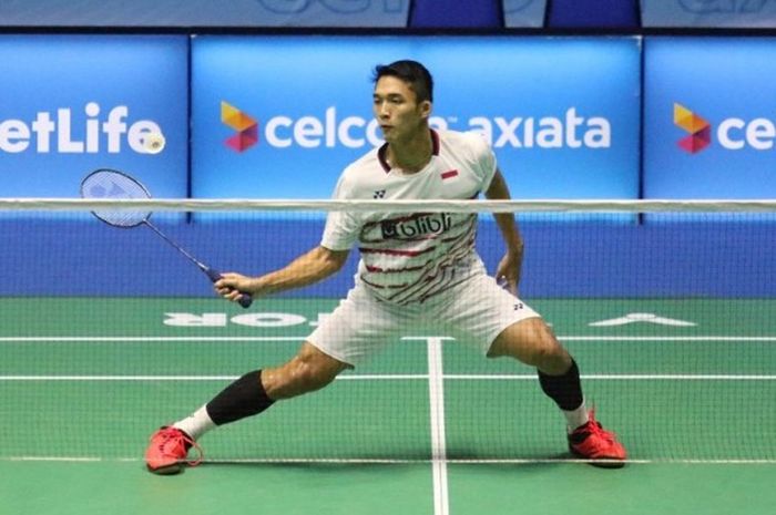 Pebulu tangkis tunggal putra Indonesia, Jonatan Christie, mengembalikan kok dari pemain Indonesia lainnya, Anthony Sinisuka Ginting, pada babak pertama Malaysia Terbuka di Stadion Perapaduan, Kuching, Rabu (5/4/2017).