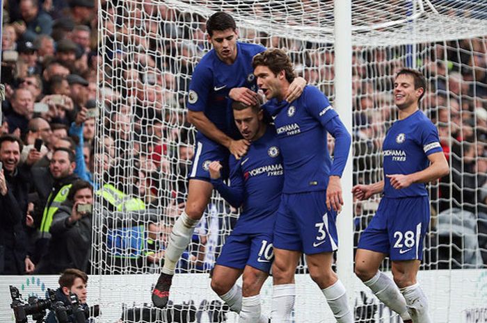 Gelandang Chelsea, Eden Hazard (kedua dari kiri), melakukan selebrasi bersama rekan setimnya seusai mencetak gol ke gawang Newcastle United lewat tendangan penalti dalam laga lanjutan Liga Inggris 2017-2018 di Stadion Stamford Bridge, London, pada 2 Desember 2017.