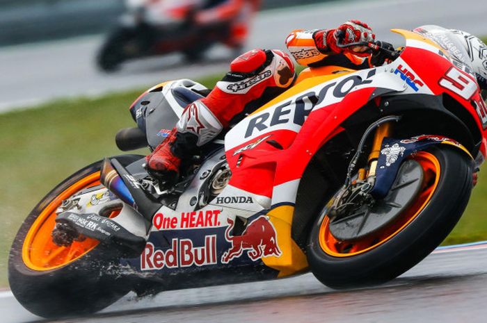 Pebalap Repsol Honda Team asal Spanyol, Marc Marquez, memacu motornya pada sesi latihan bebas pertama GP Ceska di Sirkuit Brno, Jumat (4/8/2017).