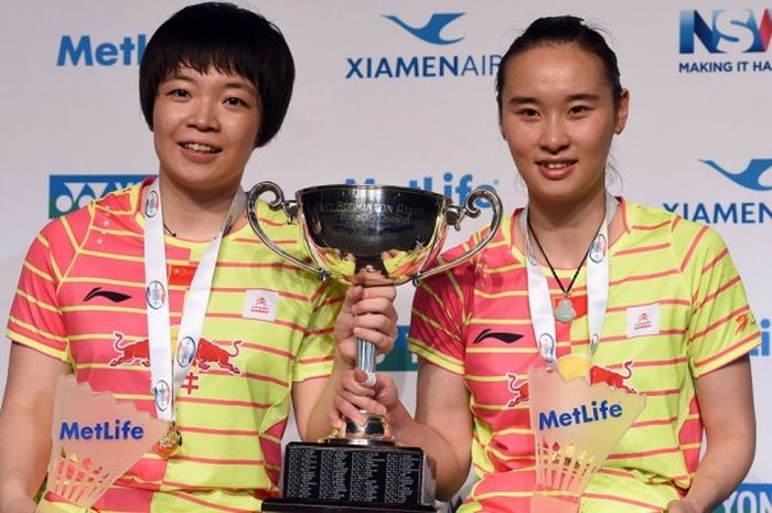 Pasangan ganda putri China, Bao Yixin (kanan) dan Chen Qingchen, berfoto dengan trofi Australia Terbuka 2016. Bao/Chen menjadi juara setelah mengalahkan wakil Indonesia, Nitya Krishinda Maheswari/Greysia Polii, 23-21, 21-17, pada babak final yang digelar di Sydney Olympic Park, Sydney, Minggu (12/6/2016).