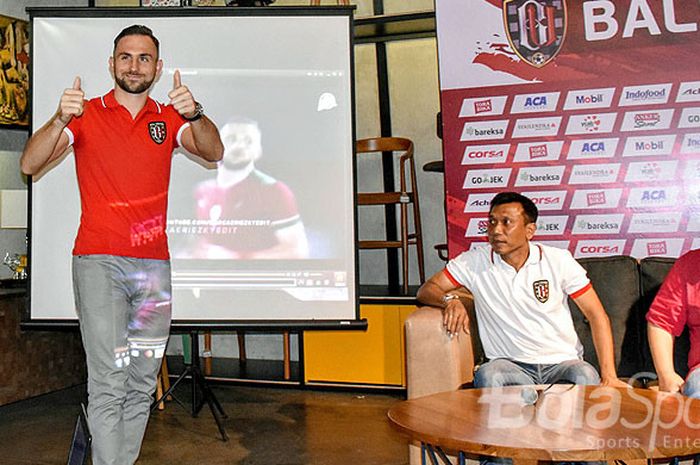 Striker anyar Bali United, Ilija Spasojevic, saat diperkenalkan dalam acara jumpa pers di Denpasar, Bali, Kamis (14/12/2017).