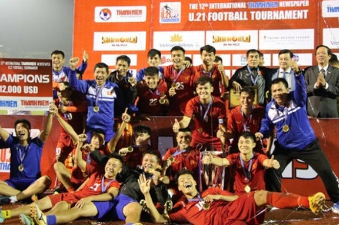 Suka cita pemain timnas U-21 Vietnam seusai mengalahkan timnas U-21 Myanmar pada final International U-21 Thanh Niên Newspaper Cup 2018, Selasa (18/12/2018) malam. 