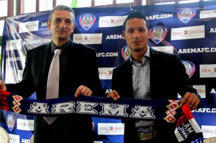 Pelatih baru Arema, Milomir Seslija, dan gelandang Raphael Maitimo diperkenalkan kepada media di Malang, Rabu (27/1/2016).