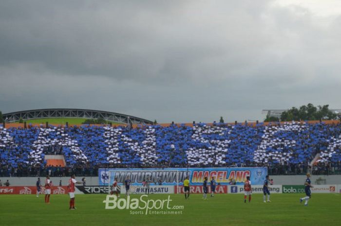  Koreografi Panser Biru pada laga PSIS Semarang kontra Persipura Jayapura di Stadion Moch Soebroto, Magelang, Sabtu (1/12/2018). 