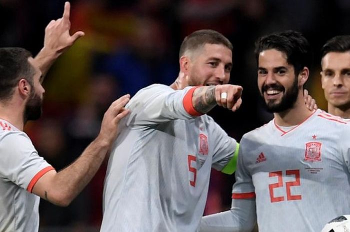 Dari kiri ke kanan: Dani Carvajal, Sergio Ramos, dan Isco merayakan kemenangan timnas Spanyol atas Argentina dalam laga uji coba di Stadion Wanda Metropolitano, Madrid, 27 Maret 2018.