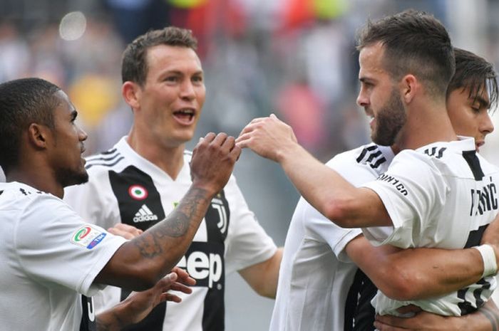 Gelandang Juventus, Miralem Pjanic (kanan), merayakan golnya ke gawang Hellas Verona dalam laga Liga Italia di Stadion Allianz, Turin pada 19 Mei 2018.