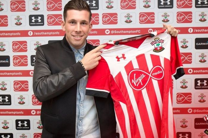 Gelandang baru Southampton, Pierre-Emile Hojbjerg, saat diperkenalkan klub sebagai pemain baru pada Senin (11/7/2016).