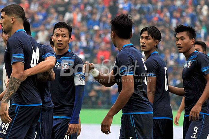 Kapten Arema FC, Dendi Santoso (kedua dari kiri), dalam laga ujicoba melawan PSIS Semarang di Stadion Gajayana Malang, Jawa Timur, Kamis (04/01/2017) sore.